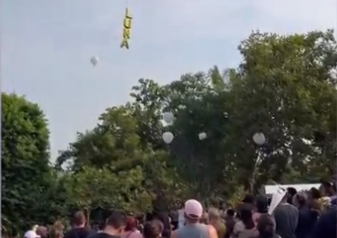 Família solta balões brancos no céu em último adeus à filha de Magrinha Ellen, em Manaus