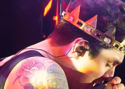 Luan Santana cheira calcinha de fã durante show