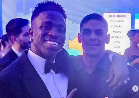 Luva de Pedreiro exibe camisa de Vini Jr durante premiação do Bola de Ouro; vídeo