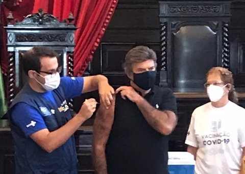 Presidente do STF, Luiz Fux é vacinado contra covid 