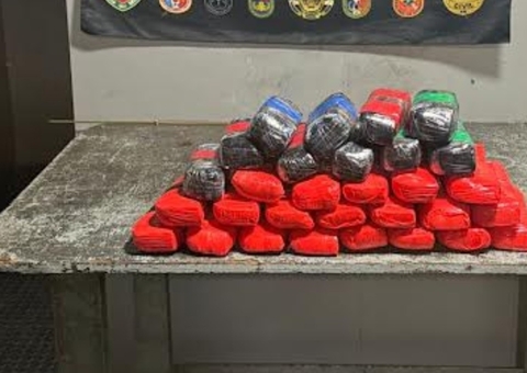 PM apreende cocaína escondida entre garrafões de água em ferry boat no Amazonas