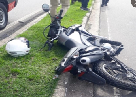 Homem fica ferido em acidente entre carro e moto em avenida de Manaus