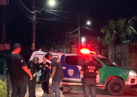 Criminosos caminham com homem amarrado por bairro antes de executá-lo em Manaus