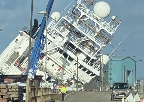 Navio tomba e deixa dezenas de feridos em porto na Escócia