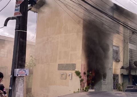 Incêndio destrói apartamento e deixa moradores em pânico em Manaus, veja vídeos 