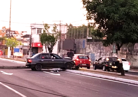 Carro derruba poste, interdita Av. Constantino Nery e deixa homem ferido