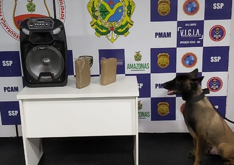 Cão da PM encontra maconha em caixas de som em barco com destino a Manaus