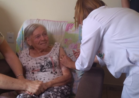 Mãe de Bolsonaro recebe a segunda dose da vacina contra Covid-19