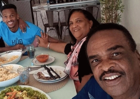 Mãe desmente Jô e revela que jogador prometeu castigá-la por conhecer o neto