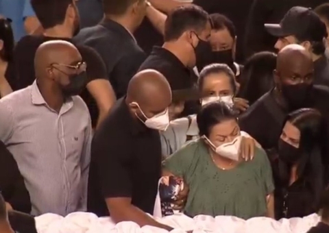 Abalada, mãe de Marília Mendonça aplaude e abraça equipe da filha