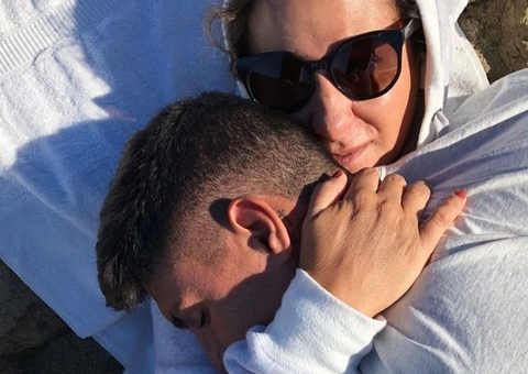 Após reconciliação, mãe posta fotos com Medina e reflete sobre traição: 'Judas'