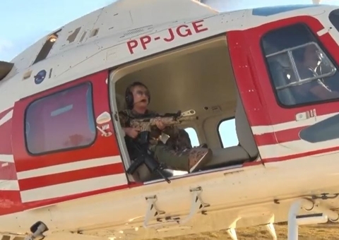 Deputada de Goiás exibe fuzil em helicóptero e dispara: 'Indo te pegar Lázaro'