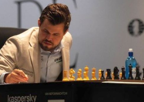 Magnus Carlsen acusa rival de trapaça e dobra a aposta em escândalo do xadrez