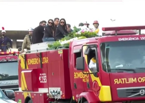 Duplas cumprem promessa a Marília Mendonça e acompanham cortejo ao lado de caixão