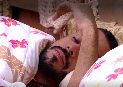 Maike diz não lembrar ter puxado cabelo de Renata e pede desculpas