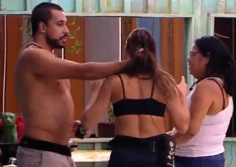 Maike puxa cabelo e agarra Renata pelo pescoço no BBB25; vídeos