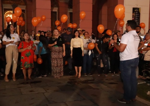 Teatro Amazonas recebe iluminação laranja em ato público de combate ao abuso sexual infantil