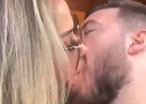 Maíra Cardi e Thiago Nigro se filmam dando beijão e vídeo viraliza: ‘lua de mel'