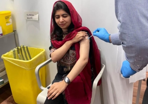 Aos 23 anos, Malala é vacinada contra Covid-19