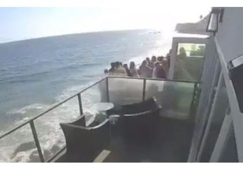 Vídeo: Sacada não suporta peso e despenca com 15 pessoas em Malibu