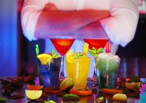 Homem morre ao tentar cumprir desafio de beber todos os coquetéis de hotel