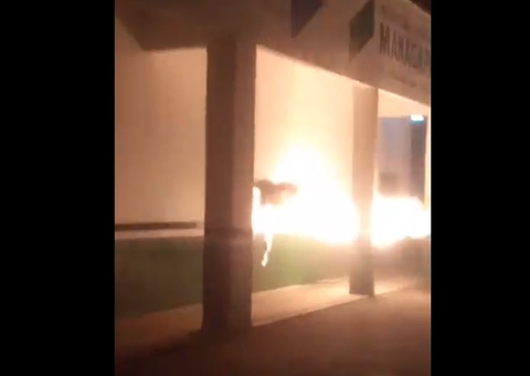 'Soldados' do CV ateiam fogo em prédio público de Manacapuru; veja vídeo