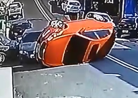 Vídeo: carro passa ‘por cima’ de veículo parado e capota em rua de Manaus 