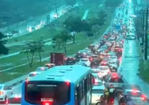 Manhã de chuva torrencial é marcada por congestionamento em Manaus