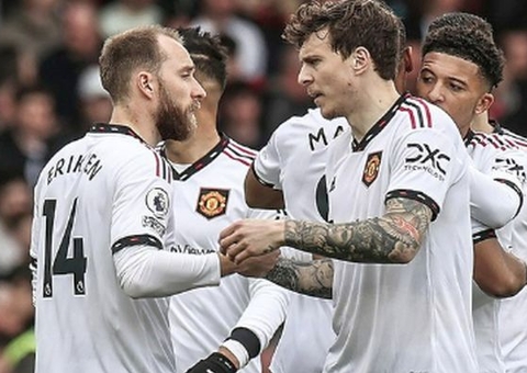 United vence Forest e assume 3º lugar no Inglês