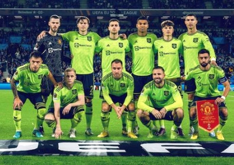 United vence, mas avança em 2º e pegará time eliminado da Champions