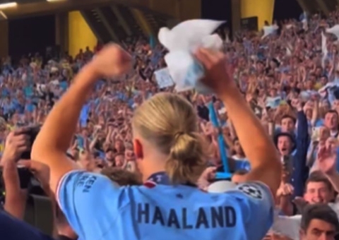 Torcida do Manchester City festeja título da Champions até o sol raiar em Istambul