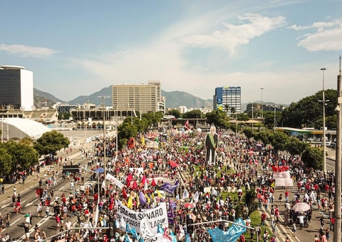 Manifestantes gritam 'fora Bolsonaro' em protestos pelo Brasil