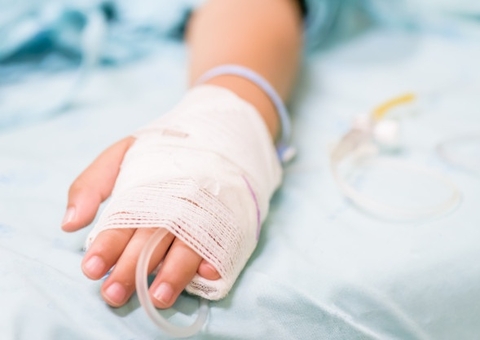 Bebê é baleado no colo do pai durante ataque de criminoso em Manaus