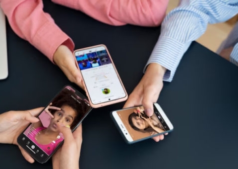 Publicar vídeos em rede social durante trabalho não justifica justa causa