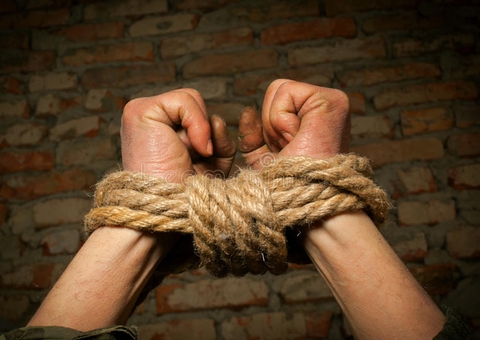 Populares amarram e espancam suspeitos de assalto em Manaus