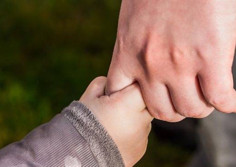 Comissão aprova criação de auxílio permanente de R$ 1.200 para mães chefes de família