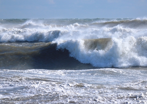 Barco com 12 pessoas naufraga em SC durante passagem de ciclone extratropical