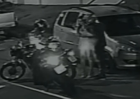 Vídeo mostra momento em que passageira de app é agredida por falso motociclista no Petrópolis