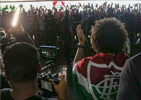 Marcelo desembarca no Rio sob festa da torcida do Fluminense