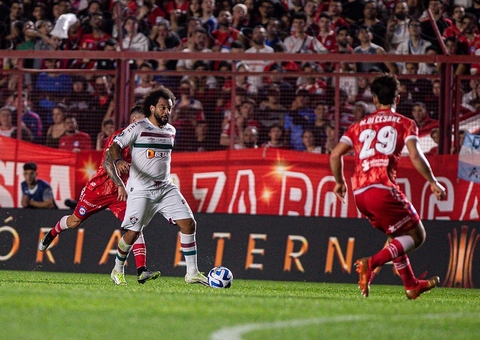 Do drible ao choro, Marcelo vive segundos de drama em noite intensa do Fluminense