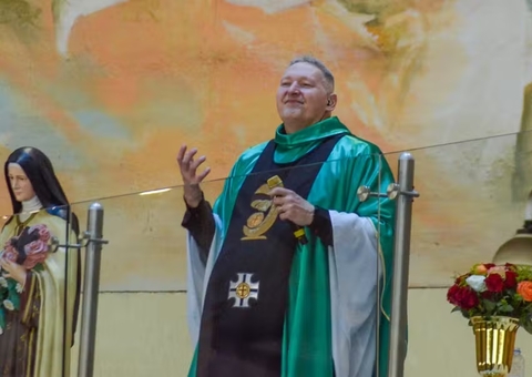 Padre Marcelo Rossi se emociona durante missa de 7º dia de Agnaldo Rayol
