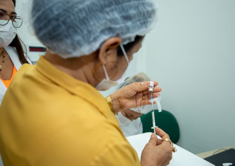 Manaus vacina idosos com a bivalente na FUnATI