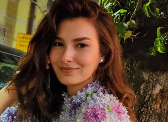 Marina Moschen posa beijando namorada em casamento de Rafaela Mandelli