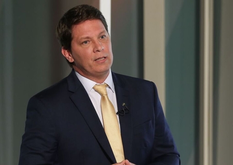 Mario Frias se revolta após a família ser barrada em hotel por não apresentar passaporte vacinal