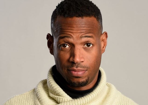 Ator de 'As Branquelas', Marlon Wayans presta homenagem a MC Kevin