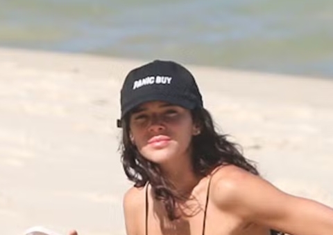 Bruna Marquezine chama atenção em praia antes de festa milionária no Rio