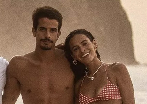Bruna Marquezine e Enzo Celulari surgem agarradinhos em viagem