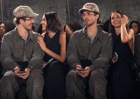 Assumidos, Bruna Marquezine e João Guilherme prestigiam desfile juntinhos