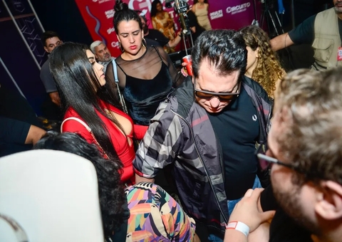 Aos 57, Marrone faz a fila andar com jovem de 18 anos