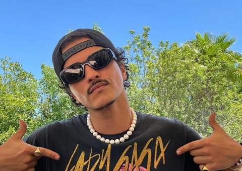 Bruno Mars confirma fim do namoro de 13 anos durante show em SP: "Tô facinho"